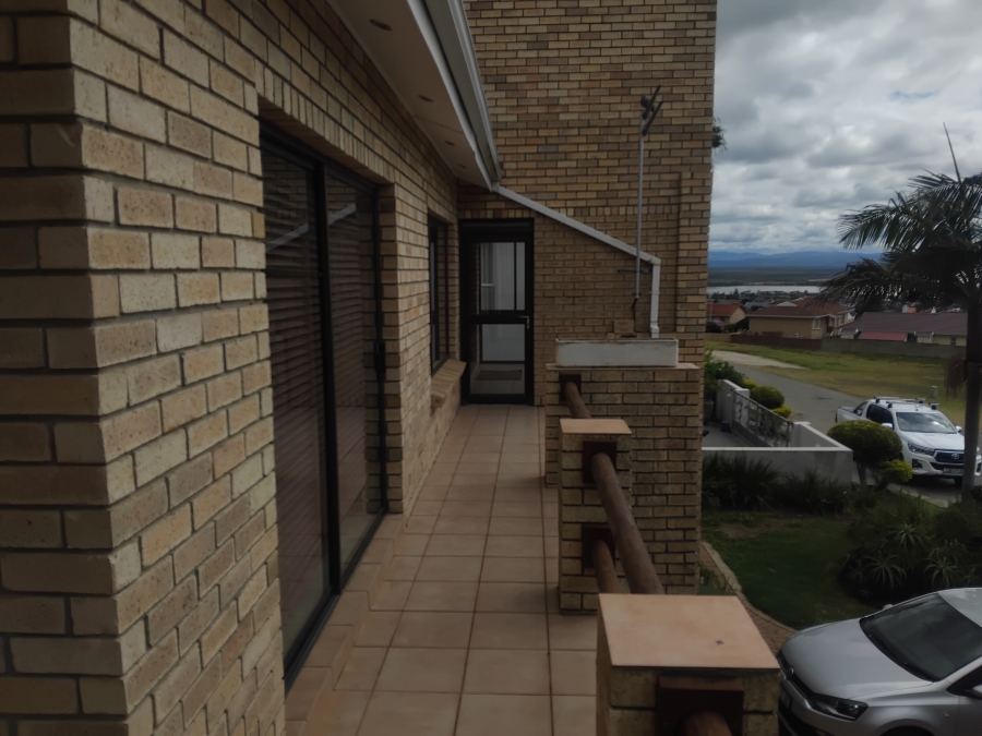 6 Bedroom Property for Sale in Wavecrest Eastern Cape